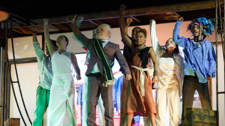 Un integrante de la escuela de samba Académicos de Niterói desfilan disfrazado como el presidente de Brasil, Luiz Inácio Lula da Silva, este domingo en el sambódromo de Río de Janeiro