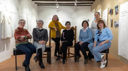 En la imagen, algunas de las participantes en la exposición ‘Memoria a puntadas’, instalada en la Casa Duplá de Cascante. De izquierda a derecha: las hermanas MªJosefa y Mª Pilar Miramón Marco, Julia Jiménez Galindo, Maite Gómez Jiménez (presidenta de la Asociación de Mujeres Candela), Mª Jesús Romero Gómara, Mari Carmen Eza Moreno, y Marta Ruiz Jarauta