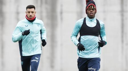 Yuri Berchiche (izda.) y Nico Williams durante un entrenamiento anterior del Athletic Club