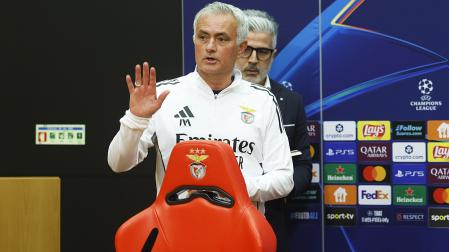 José Mourinho antes de iniciar la rueda de prensa previa a la ida de la eliminatoria de Champions entre el Benfica y el Real Madrid