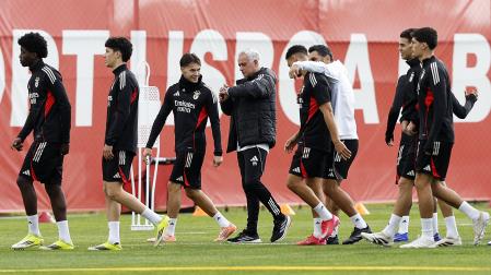 José Mourinho dirige el entrenamiento del Benfica previo a la ida de la eliminatoria de Champions League contra el Real Madrid