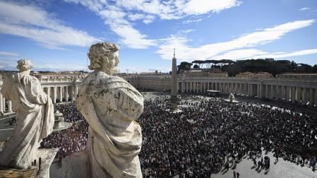 Vista general de la Plaza de San Pedro del Vaticano durante el ángelus de este 15 de febrero