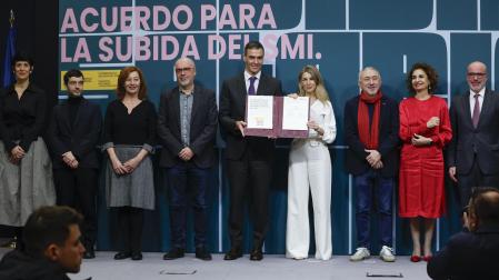 Acto de firma del acuerdo para subir el salario mínimo interprofesional (SMI) entre el Gobierno y los sindicatos CCOO y UGT