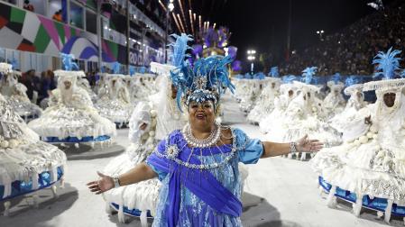 Colorido y música en el primer día de desfiles en el Sambódromo de Río de Janeiro con motivo de los Carnavales