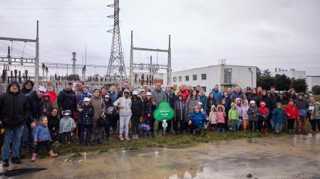 Un centenar de trabajadores y familiares participaron en la plantación.