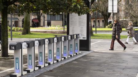*A: Irati Aizpurua San Román *F: 08-02-26 *T: Fotos de las estaciones de bicis eléctricas y gente usándolas. *L: Pamplona.De unas semanas a esta parte, buena parte de las bases se encuentran vacías. IRATI AIZPURÚA