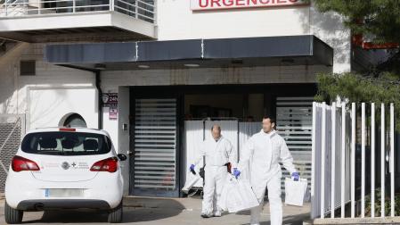 Agentes trabajan en el centro de salud de Benicàssim, donde se ha cometido el crimen