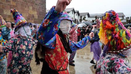 Ziripot, Miel Otxin y Zaldiko salieron a las calles de Lantz este lunes, 16 de febrero, cumpliendo con la tradición