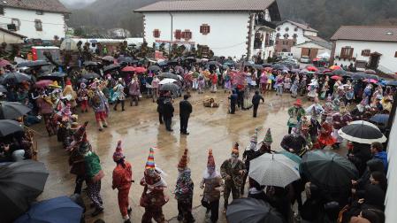 Ziripot, Miel Otxin y Zaldiko salieron a las calles de Lantz este lunes, 16 de febrero, cumpliendo con la tradición