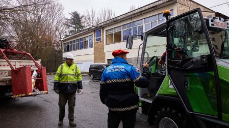 Personal municipal y de la empresa en el inicio de los trabajos de demolición