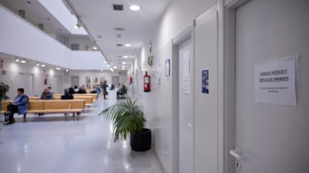 Cartel de 'médico en paro' en la puerta de una consulta del centro Príncipe de Viana este lunes
