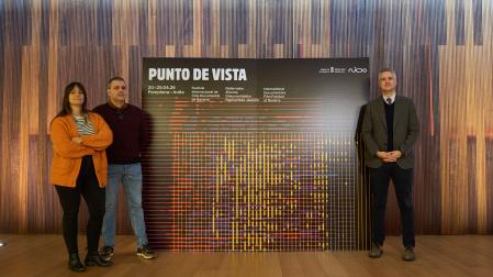 Teresa Morales de Álava, diretora ejecutiva; Miquel Martí, nuevo director artístico, e Ignacio Apezteguía, director general de cultura, con la nueva imagen del festival
