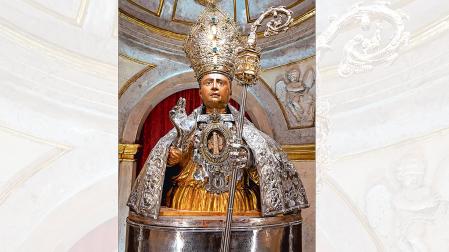 San Fermín con capa de plata donada por el Ayuntamiento pamplonés con un coste de 1936 reales.
