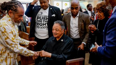 En la imagen, Jackson asiste a una misa en la Iglesia Bautista Tabernáculo en Selma, Alabama, en marzo de 2025.