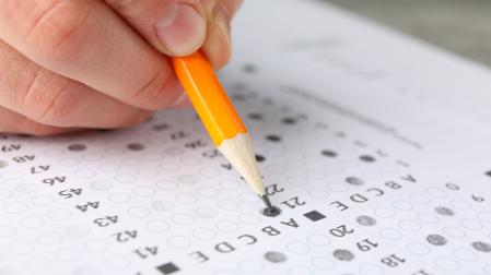 Imagen de una persona haciendo un examen de oposición