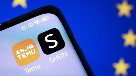 Un móvil con las aplicaciones de las tiendas online chinas Temu y Shein
