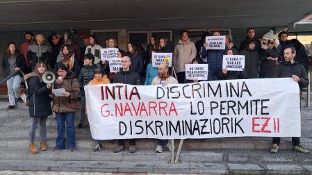 Concentración de los miembros del comité de INTIA este martes frente al Departamento de Desarrollo Rural y Medio Ambiente del Gobierno de Navarra