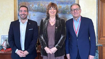 De izda. a dcha.: Sergio Pérez, director general de Acción Exterior; la vicepresidenta Ana Ollo; y Martín Guillermo, presidente de ARFE
