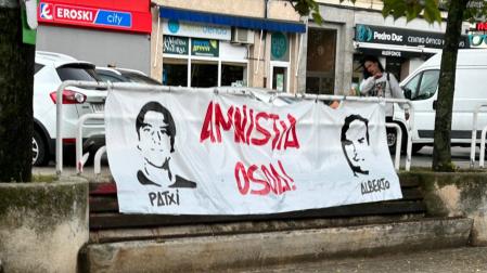 Pancarta con las imágenes de terroristas de ETA en las fiestas del barrio de la Txantrea.