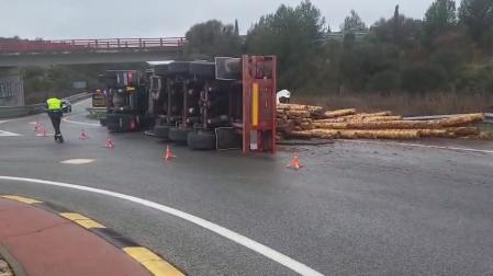 Vuelco de camión en la NA-134 en Lodosa
