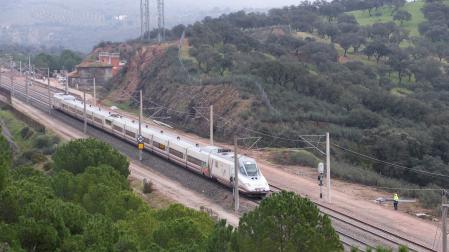Imagen de un tren AVE a su paso por el tramo de vía, completamente restaurado, donde ocurrió el trágico accidente del pasado 18 de enero en Adamuz (Córdoba)