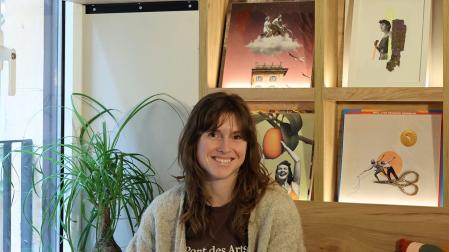 La diseñadora gráfica Beatriz Molina posa a sus collages en el bar Laba, en la plaza del Castillo