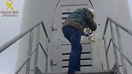 La Guardia Civil, inspeccionando el aerogenerador