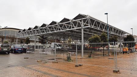 Vista del aparcamiento solar fotovoltaico que se está habilitando en Tafalla