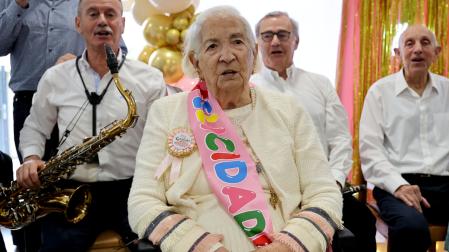 Mercedes Ortigosa posa junto a algunos de los músicos que han amenizado su fiesta de cumpleaños en la residencia San Jerónimo de Estella.