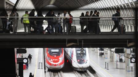 Varios pasajeros en los andenes del AVE en la estación de Santa Justa en Sevilla este martes 17 de febrero