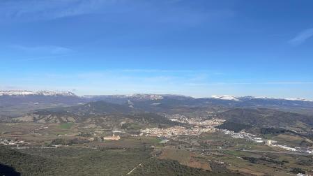 Vista de Estella, Ayegui y concejos del Valle de Yerri desde Montejurra, con la sierra de Lóquiz a la izquierda y la de Urbasa-Andia en la parte central