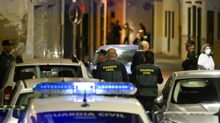 Efectivos de la Guardia Civil, en los alrededores de la vivienda de Xilxes donde se ha producido el crimen