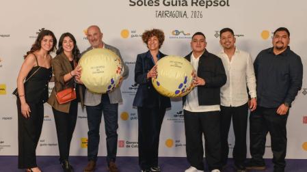 La representación navarra en la gala de los Soles Guía Repsol estuvo compuesta por Nahia y Anaïs Campo Martínez, Óscar Campo Castillo e Inmaculada Martínez Olea, de Halconeras de Sancho IV, y por Jhoel Armijos Jaramillo, Johan Valencia Bañol y John Arpi Nieves, de Snob Cocktail & Food