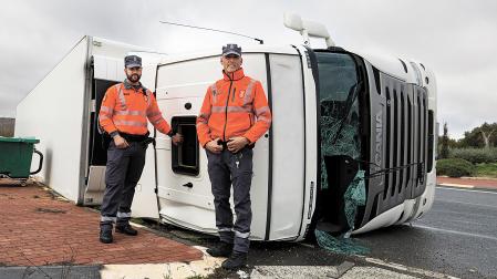 Javier Sagaseta Pérez (izda.) y David Sainz Yanguas, junto al camión accidentado en término municipal de Tudela