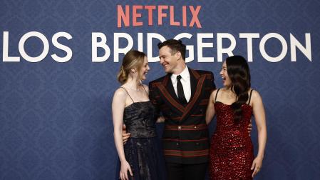 Los actores Luke Thompson, Yerin Ha y Claudia Jessie, a su llegada al estreno de la segunda parte de la cuarta temporada de la serie Los Bridgerton, este martes en el Casino de Madrid