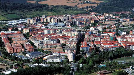 Vista aérea de viviendas en Burlada y Villava en una imagen del pasado verano
