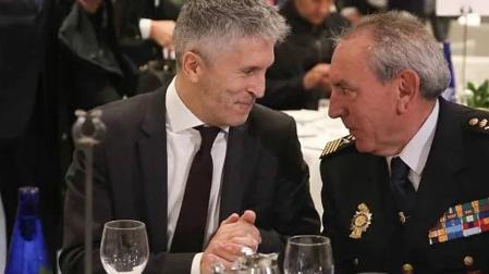 José Ángel González, junto al ministro Fernando Grande-Marlaska, en un desayuno informativo