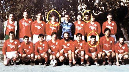 Comenzando por la parte superior derecha, Martín Lasa rodeado, al igual que sus hermanos.