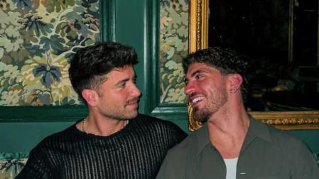 Pablo Alborán y el modelo navarro Juan Sesma, en la celebración de cumpleaños de este último