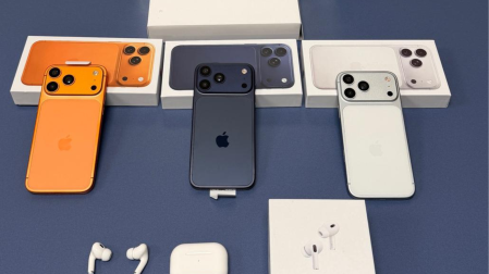 Los tres teléfonos móviles incautados y los AirPods