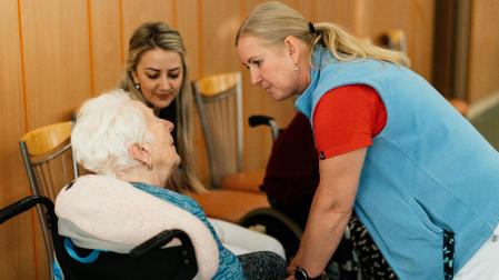 Una anciana en un centro de atención a personas mayores
