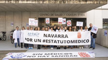 Médicos concentrados en el centro de salud de Sarriguren durante la huelga nacional que se celebra estos días