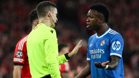Vinícius habla con el colegiado del encuentro, el francés François Letexier, tras escuchar que Gianluca Prestianni le había llamado 'mono'