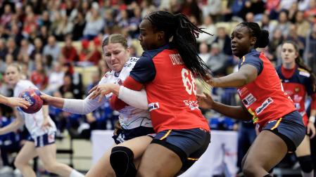Lyndie Tchaptchet retiene a la noruega Maren Nyland Aardahl junto a su hermanas Lysa Tchaptchet en la pasada Posten Cup
