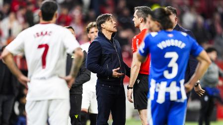 El técnico argentino Matias Almeyda se encara al colegiado Galech Apezteguía durante el Sevilla-Alavés
