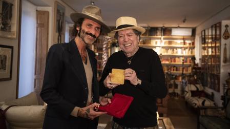 Leiva, junto a Joaquín Sabina, en el acto de reconocimiento a Sabina con la Medalla de Honor