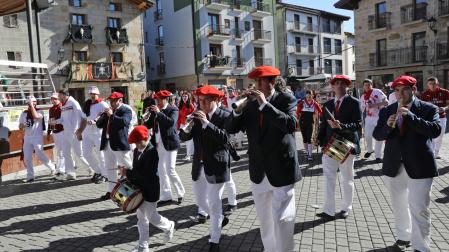 Salida de gaiteros en las fiestas de Alsasua.
