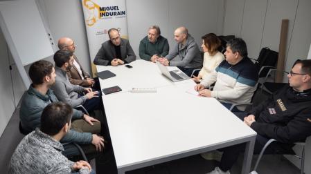 Miembros de Balonmano Uharte, Beti Onak, SCDR Anaitasuna, Balonmano Loyola, Federación Navarra de Balonmano, Instituto Navarro Deporte y Actividad Física y Fundación Induráin, reunidos.