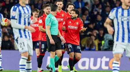Rubén García, pidiendo explicaciones al árbitro en la eliminatoria de Copa contra la Real Sociedad