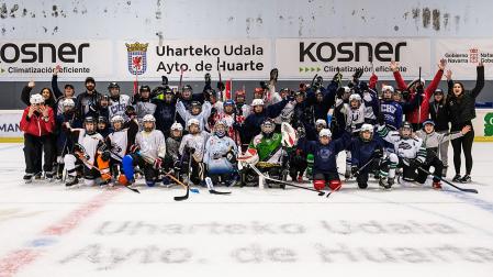 Foto de familia de las 38 chicas que participaron en el ‘Next Generation Girls Hockey Camp’ en el Palacio de Hielo de Huarte